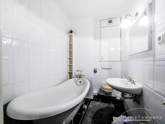 Charming bright flat. Prime location in city centre at the “Alster”