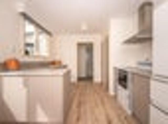 Charming Bungalow Walk to Town