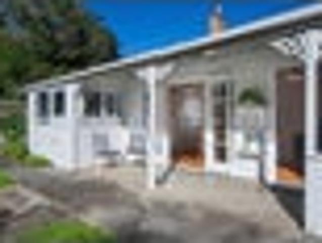 Charming Character Cottage with Water Views