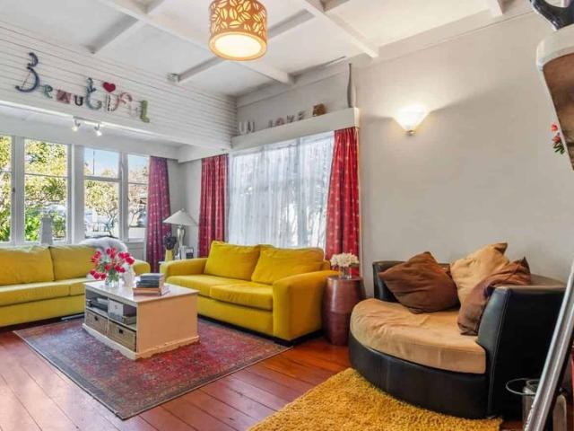 Charming Character Home with Spacious Grounds Hill Park $700 p/w