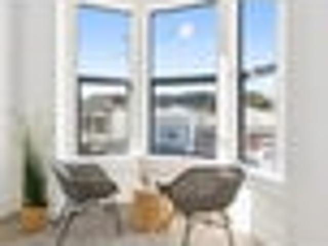 CHARMING CITY FRINGE CHARACTER COTTAGE