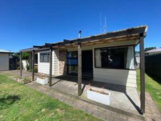 Charming Coastal Retreat for Lease in Papamoa!