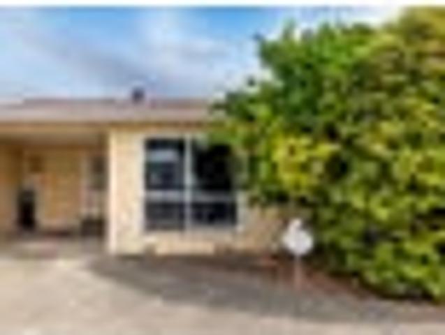 Charming Coastal Retreat, New Carpets, Awaits You!