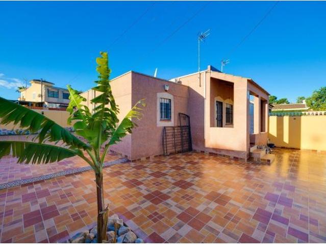 Charming Corner Family Home with big plot in Los Balcones