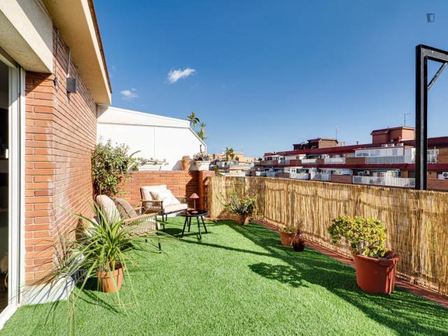 Charming double bedroom with a terrace, in La Prosperitat