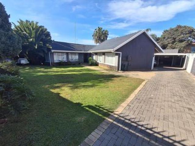 charming family home with pool, ente.