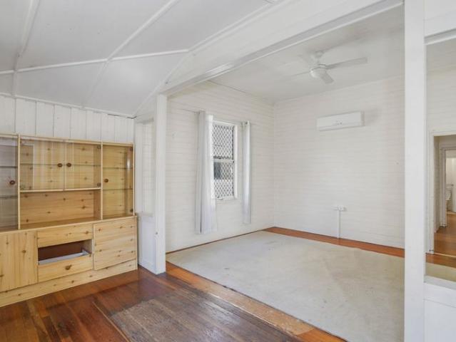 Charming Family Home in Central Location 256 West Street Depot Hill ️
