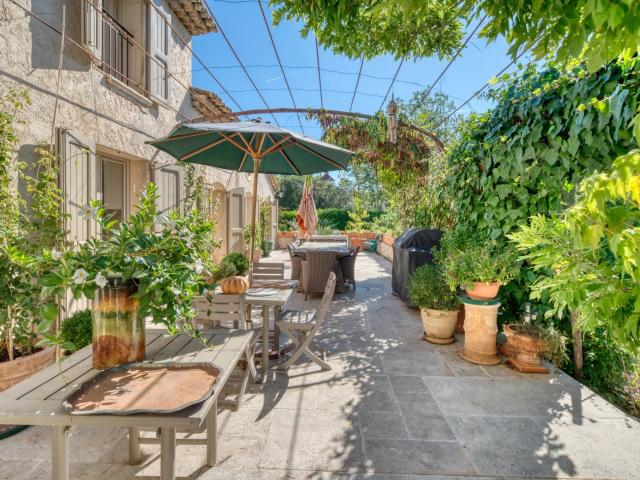 Charming farmhouse of 360 m2 – A haven of peace and privacy. 330m² Valbonne