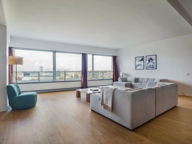 Charming Four Bedroom Apartment with River Views