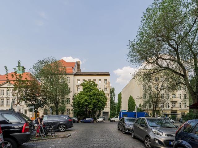 Charming Flat with Balcony and Elevator in the trendy area of Sprengelkiez, Berlin Amsterdam Apartments for Rent