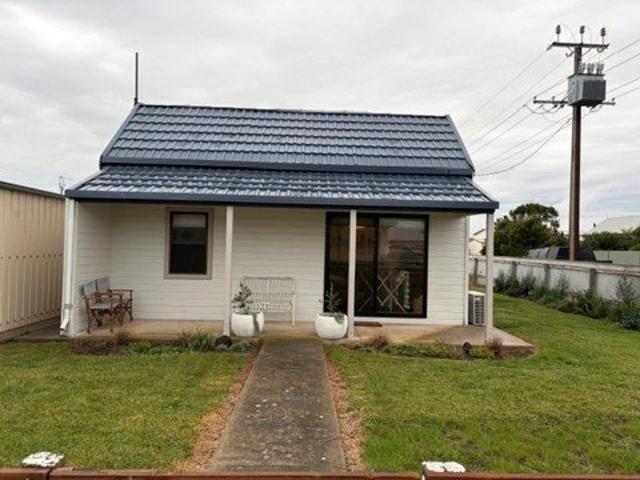 CHARMING FULLY FURNISHED COTTAGE CLOSE TO THE BEACH IN PT MC DONNELL