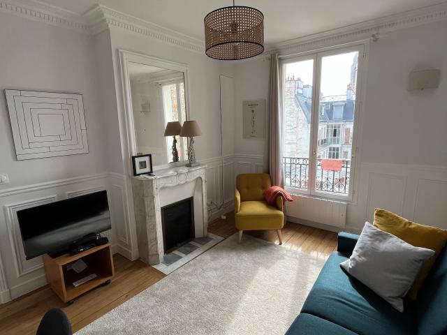 Charming fully renovated apartment full of light 1 separate bedroom with elevator