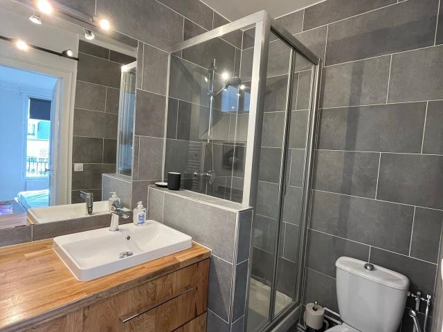 Charming fully renovated apartment full of light 1 separate bedroom with elevator, Paris Amsterdam Apartments for Rent