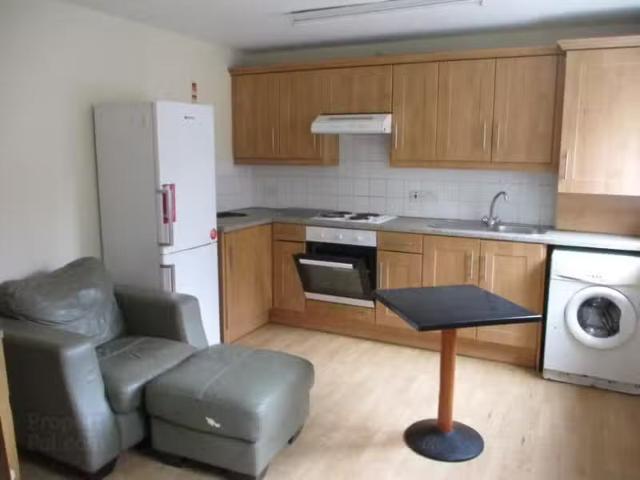 For Rent! Great Three Bed Apartment, 79b University Avenue