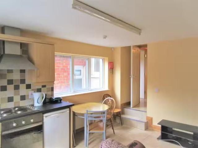 Cheap Great Apartment, 131b University Avenue