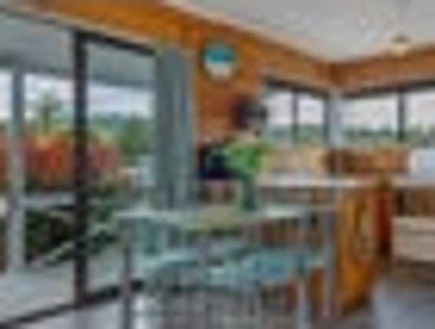 CHARMING HIHI BEACH COTTAGE