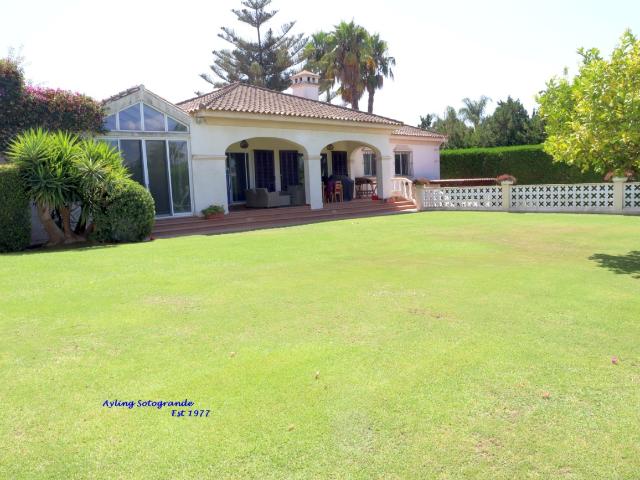 Charming house with 4 bedrooms and three bathrooms, in the popular Sotogrande Costa