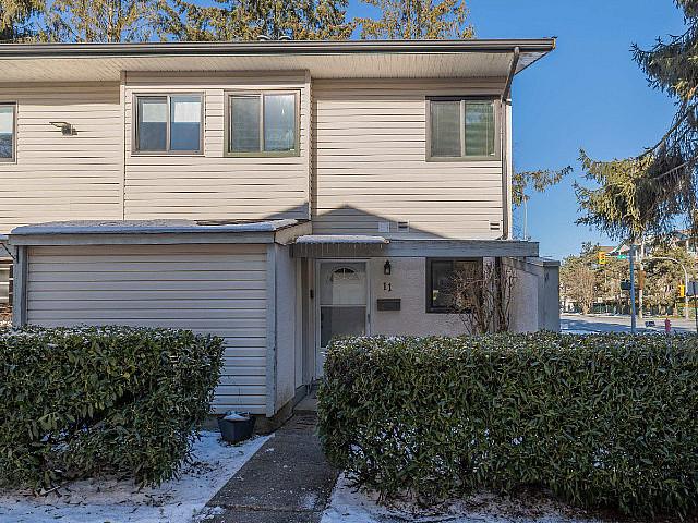 Charming Langley Townhome In Prime Location