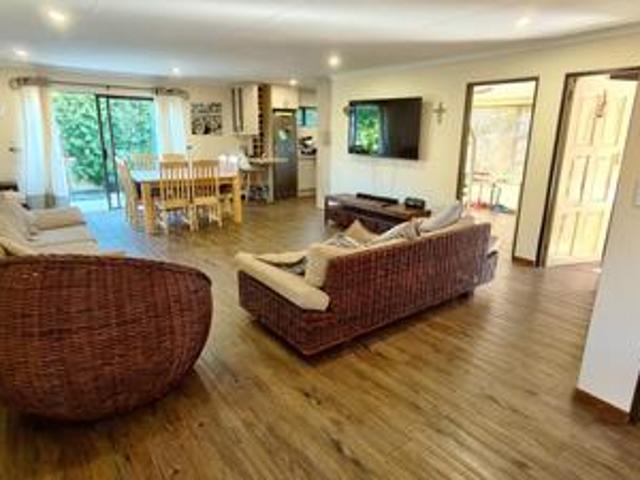charming low maintenance holiday hom.