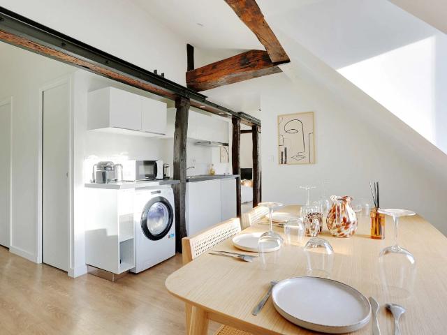 Charming Marais Retreat: Central 6th Floor Apartment with Bohemian Flair, Paris Amsterdam Apartments for Rent