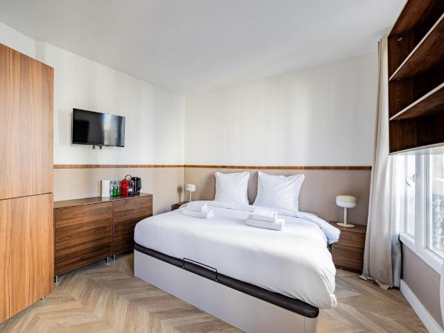 Charming Montmartre Studio with AC near Sacré Cœur, Paris Amsterdam Apartments for Rent