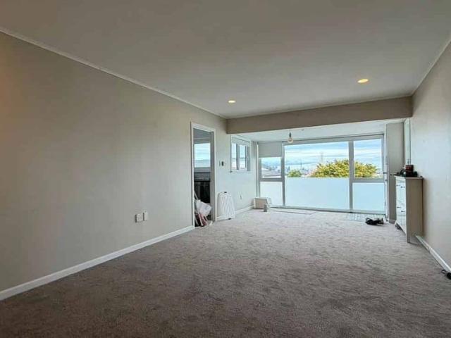 Charming Northcote Unit with Parking