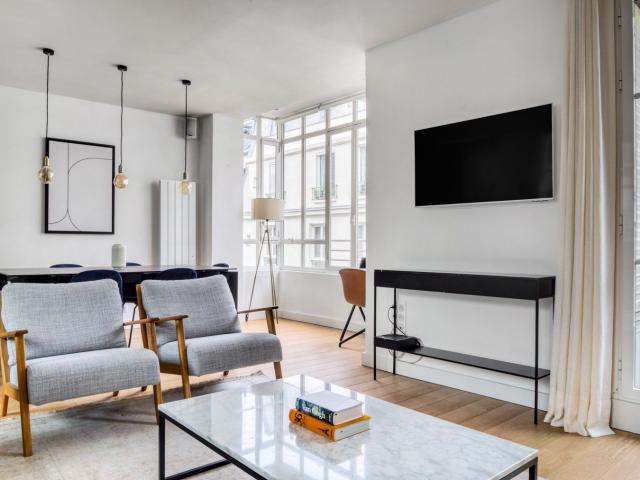 Charming One Bedroom with Parisian Views