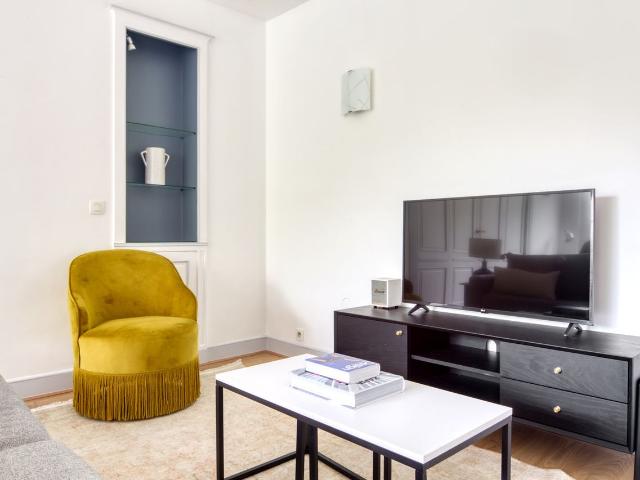 Charming One Bedroom Apartment with Paris Views, Paris Amsterdam Apartments for Rent