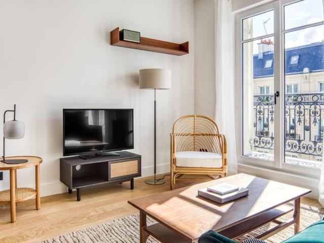 Charming One Bedroom Apartment with Stunning Views, Paris Amsterdam Apartments for Rent
