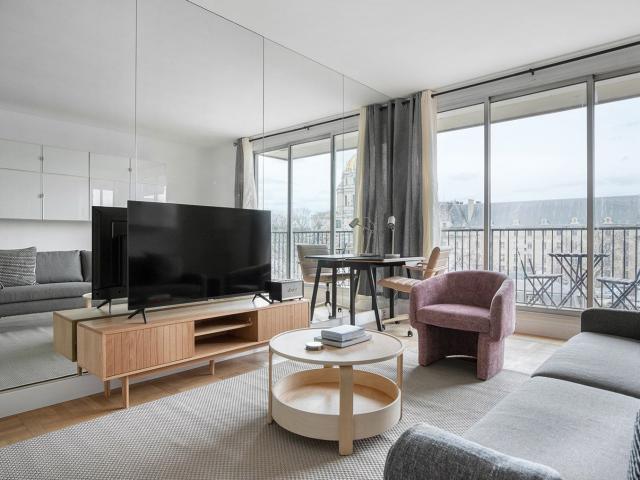 Charming One Bedroom Haven with City Views