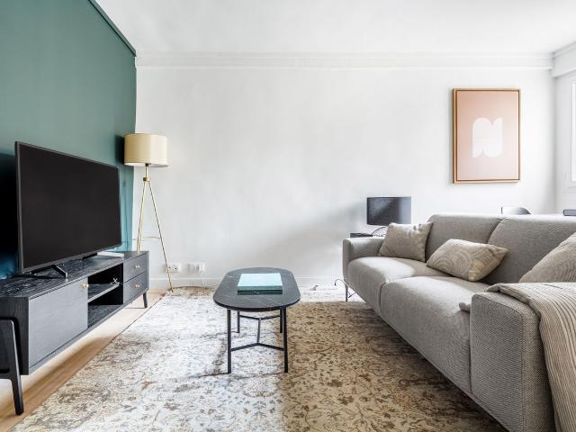 Charming One Bedroom Retreat in Paris Arsenal, Paris Amsterdam Apartments for Rent