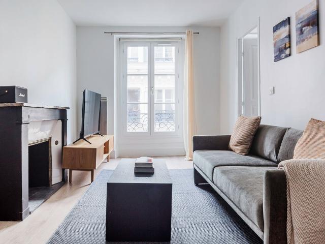 Charming Parisian 1 Bedroom in Saint Thomas d'Aquin, Paris Amsterdam Apartments for Rent