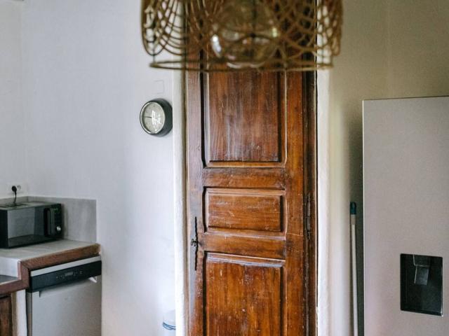 Charming Provençal Mas with Pool and Spa, Near Avignon Spacious Suite with Private Bath in Tranquil Village Setting