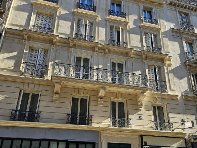 Charming quiet and practical studio 10 min walk to Montmartre in Paris 9th district all bills included, Paris Amsterdam Apartments for Rent