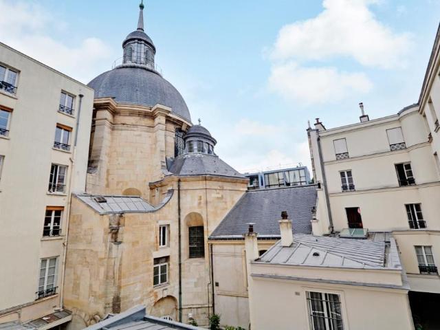 Charming, quiet flat 1 separate bedroom in the heart of the popular Marais district near Place des Vosges