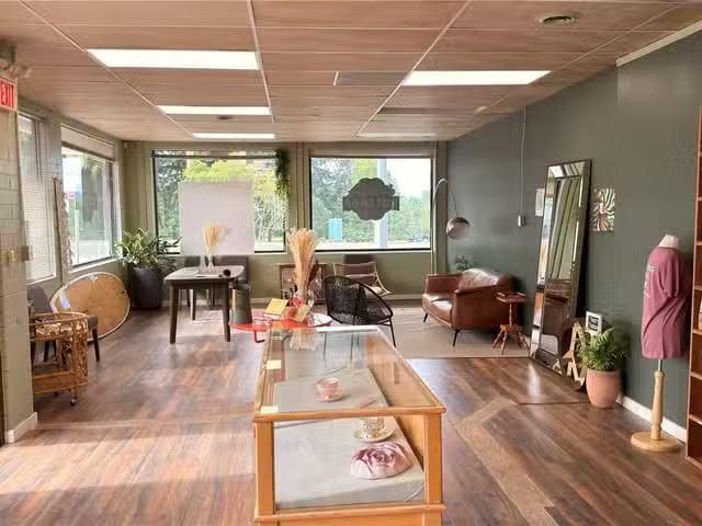 Charming Retail for lease in Parksville, 166 Island E Hwy, 103.