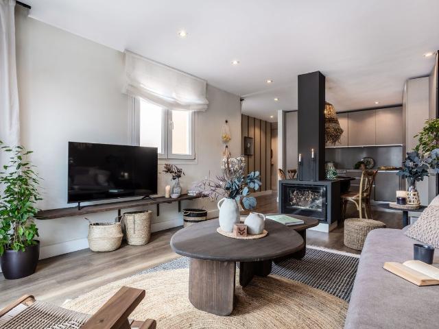 Charming Rooftop Duplex with Private Terrace and Dedicated Workspace in Malasaña, Madrid Amsterdam Apartments for Rent