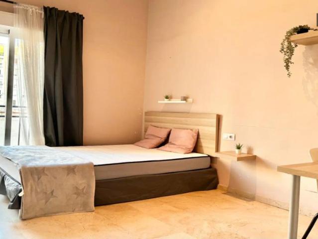 Charming room for rent in bright 3 bedroom apartment, L'Eixample