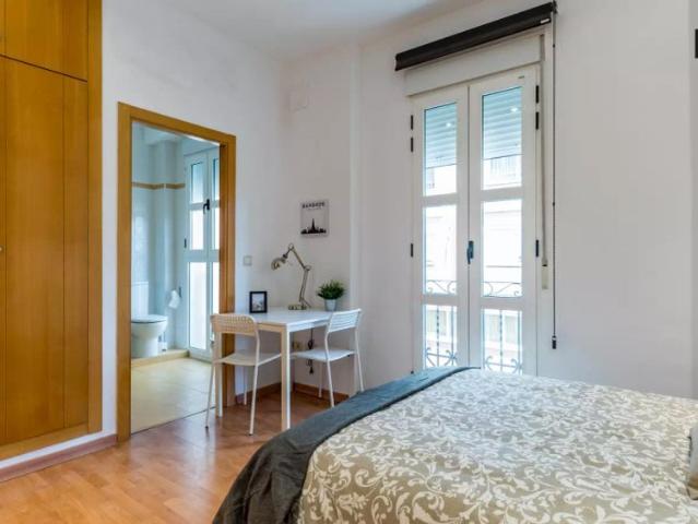 Charming room for rent in 4 bedroom apartment in Rascanya