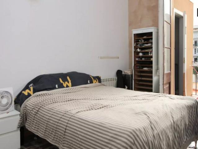 Charming room for rent in 6 bedroom apartment, L’Esquerra