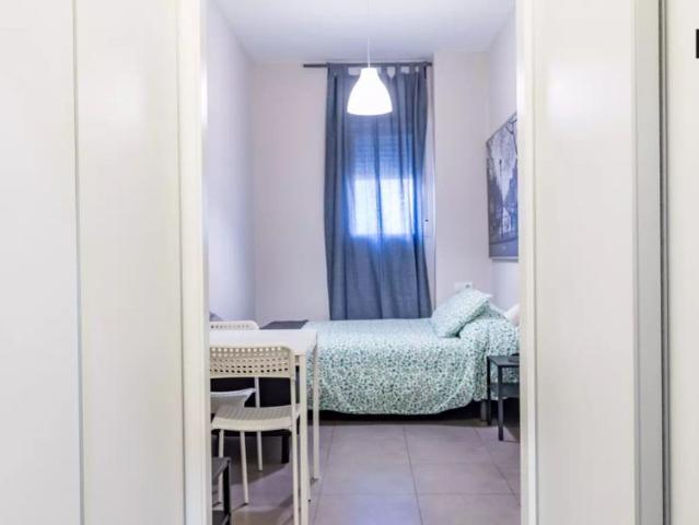 Charming room with double bed and ensuite bathroom for rent in Eixample