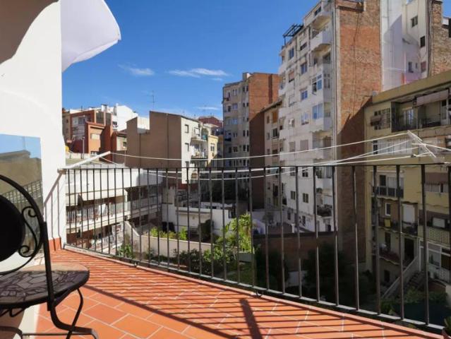 Charming room with double bed for rent in Gràcia