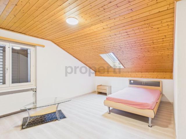 Charming single room with practical furniture in Oberweningen