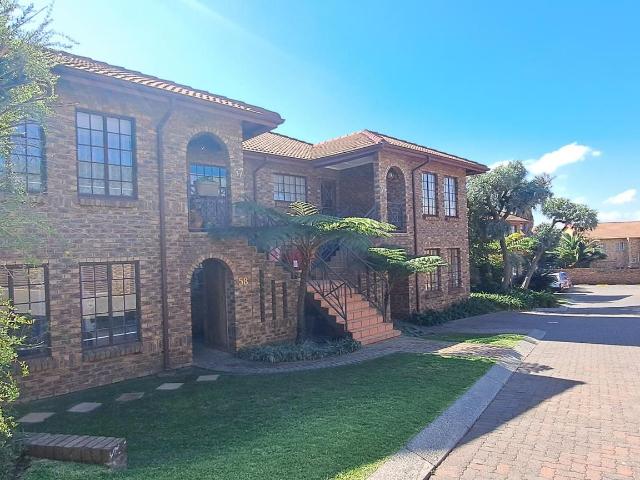 Charming & Spacious 2 Bedroom Apartment Near Northgate Mall