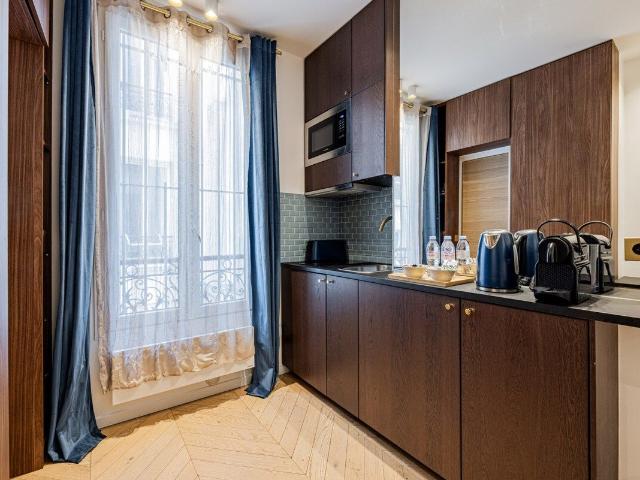Charming Studio near Père Lachaise with AC and Wifi, Paris Amsterdam Apartments for Rent