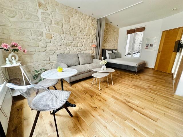 Charming Studio with Sleeping Area – Champs Élysées / Golden Triangle, Paris Amsterdam Apartments for Rent