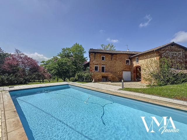 Charnay, propriété en pierres dorées avec piscine