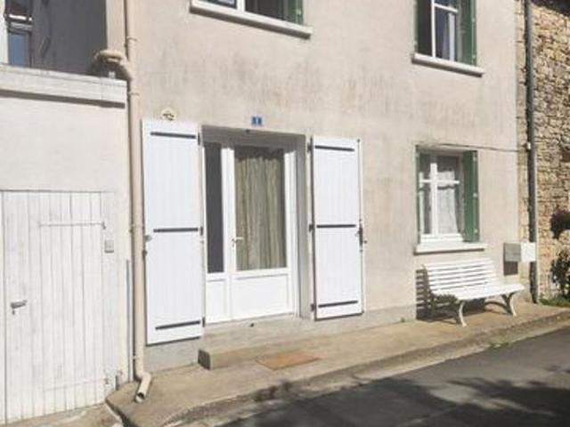 Charroux Belle maison en ville avec trois chambr