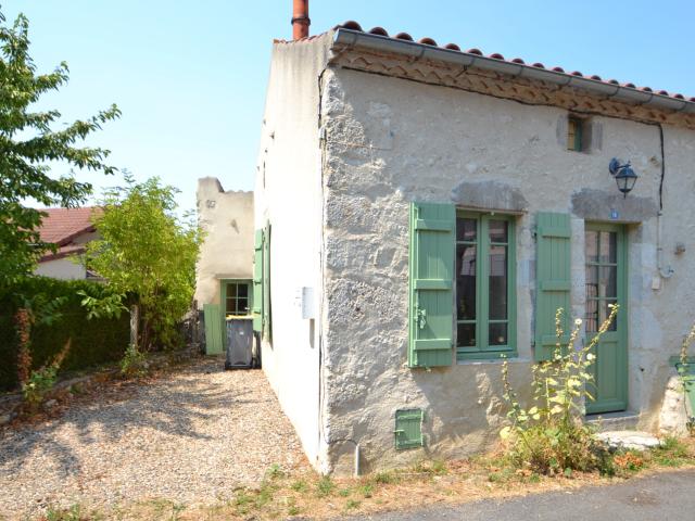 charroux, maison t2 de 46 m² avec cour