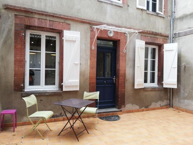 CHARTREUSE MEUBLEE T2 BIS RUE DE LA COLOMBETTE AVEC COUR.